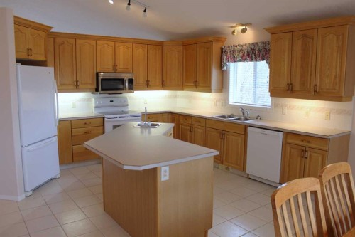 71 Park Place West, Brooks, AB - Indoor Photo Showing Kitchen With Double Sink