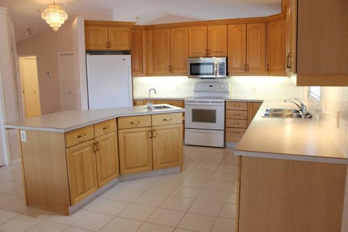 71 Park Place West, Brooks, AB - Indoor Photo Showing Kitchen With Double Sink