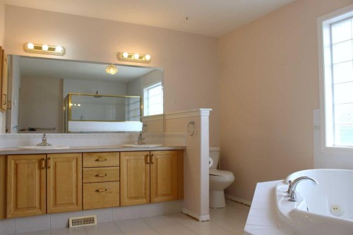 71 Park Place West, Brooks, AB - Indoor Photo Showing Bathroom