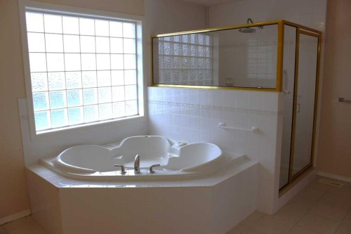 71 Park Place West, Brooks, AB - Indoor Photo Showing Bathroom