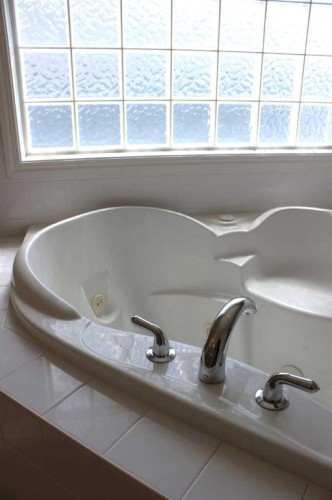 71 Park Place West, Brooks, AB - Indoor Photo Showing Bathroom