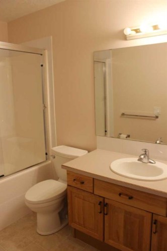 71 Park Place West, Brooks, AB - Indoor Photo Showing Bathroom