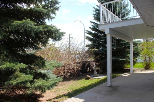 71 Park Place West, Brooks, AB - Outdoor