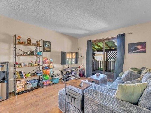 437 3 Avenue, Bassano, AB - Indoor Photo Showing Living Room