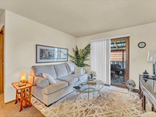 437 3 Avenue, Bassano, AB - Indoor Photo Showing Living Room