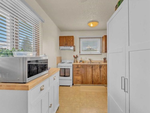 437 3 Avenue, Bassano, AB - Indoor Photo Showing Kitchen