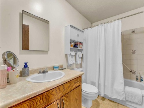 437 3 Avenue, Bassano, AB - Indoor Photo Showing Bathroom