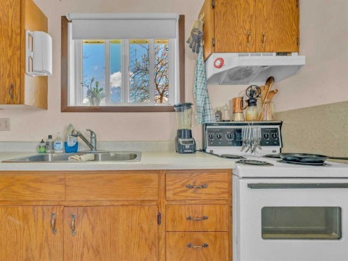 437 3 Avenue, Bassano, AB - Indoor Photo Showing Kitchen With Double Sink