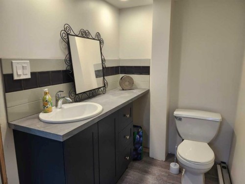 148 3 Street West, Drumheller, AB - Indoor Photo Showing Bathroom