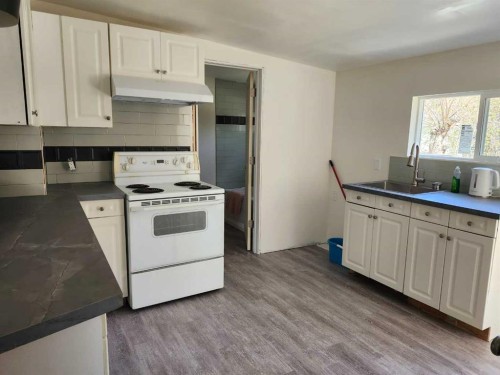 148 3 Street West, Drumheller, AB - Indoor Photo Showing Kitchen