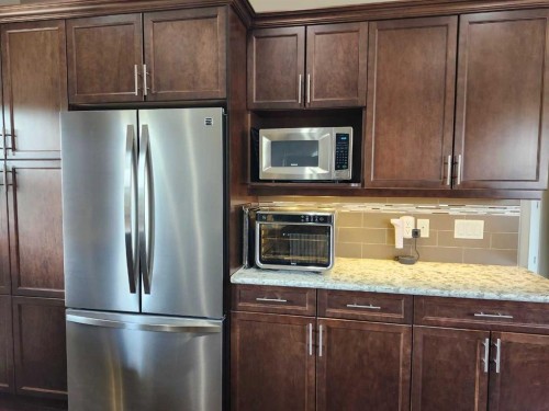 102 9 Street, Drumheller, AB - Indoor Photo Showing Kitchen