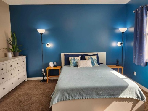 102 9 Street, Drumheller, AB - Indoor Photo Showing Bedroom