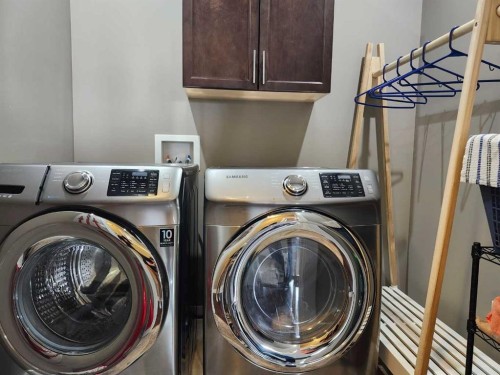 102 9 Street, Drumheller, AB - Indoor Photo Showing Laundry Room
