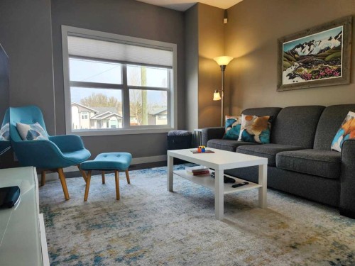 102 9 Street, Drumheller, AB - Indoor Photo Showing Living Room