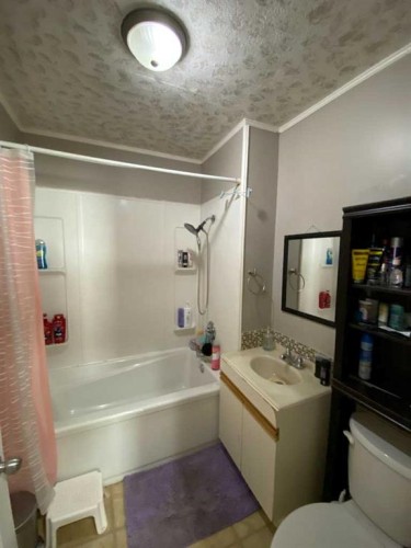 23 Pine Avenue West, Brooks, AB - Indoor Photo Showing Bathroom
