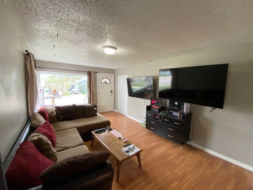 23 Pine Avenue West, Brooks, AB - Indoor Photo Showing Living Room