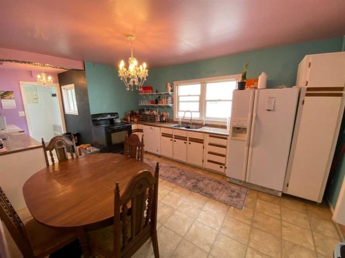 23 Pine Avenue West, Brooks, AB - Indoor Photo Showing Dining Room