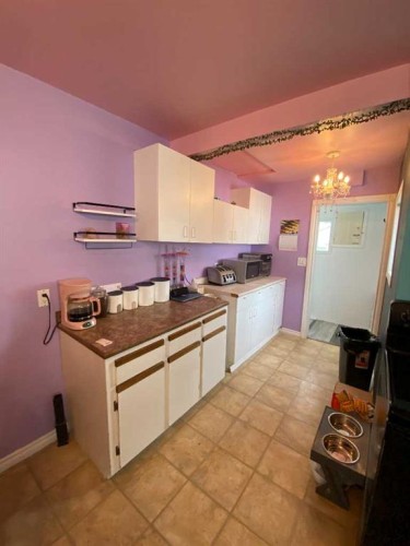 23 Pine Avenue West, Brooks, AB - Indoor Photo Showing Kitchen