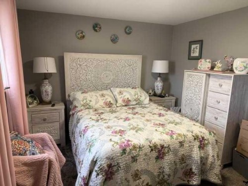 148 4 Street, Drumheller, AB - Indoor Photo Showing Bedroom
