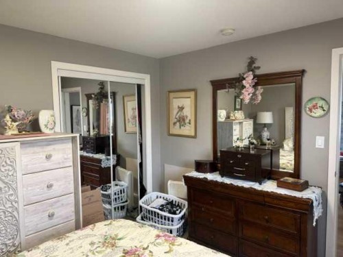 148 4 Street, Drumheller, AB - Indoor Photo Showing Bedroom