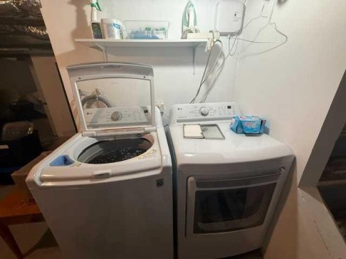 148 4 Street, Drumheller, AB - Indoor Photo Showing Laundry Room