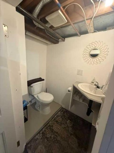 148 4 Street, Drumheller, AB - Indoor Photo Showing Bathroom
