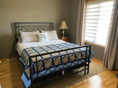 110 5Th Avenue East, Hanna, AB - Indoor Photo Showing Bedroom