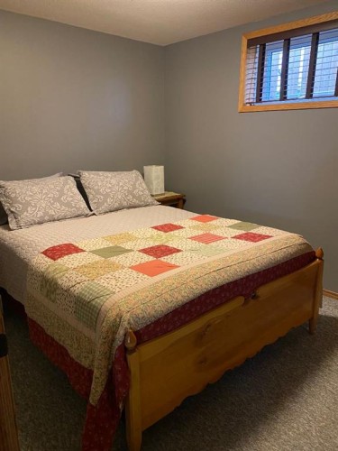 110 5Th Avenue East, Hanna, AB - Indoor Photo Showing Bedroom