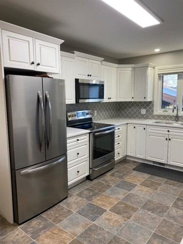 110 5Th Avenue East, Hanna, AB - Indoor Photo Showing Kitchen