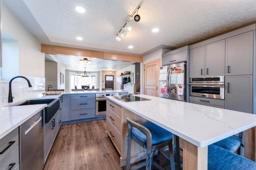 115 9 Street, Drumheller, AB - Indoor Photo Showing Kitchen With Upgraded Kitchen