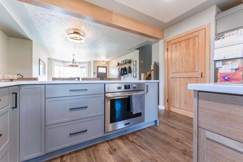 115 9 Street, Drumheller, AB - Indoor Photo Showing Kitchen