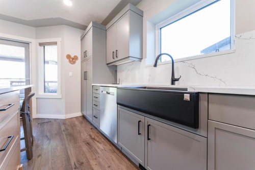 115 9 Street, Drumheller, AB - Indoor Photo Showing Kitchen