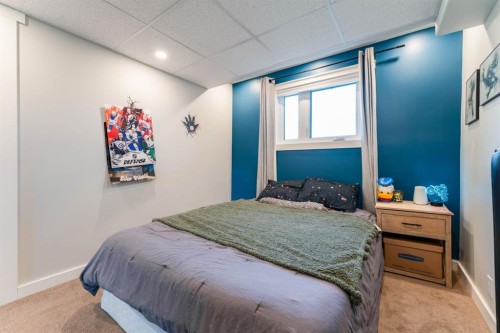 115 9 Street, Drumheller, AB - Indoor Photo Showing Bedroom