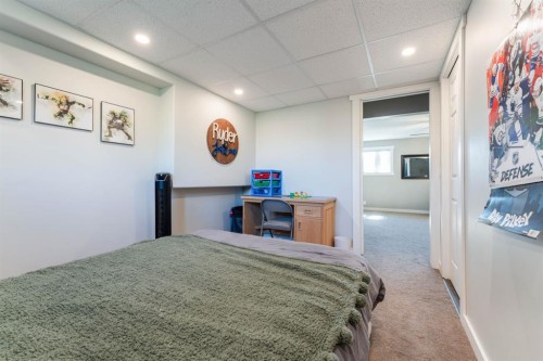 115 9 Street, Drumheller, AB - Indoor Photo Showing Bedroom