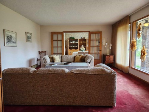 31 Larch Avenue, Drumheller, AB - Indoor Photo Showing Bedroom