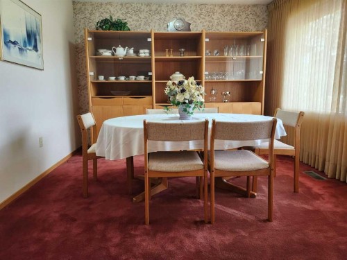 31 Larch Avenue, Drumheller, AB - Indoor Photo Showing Dining Room