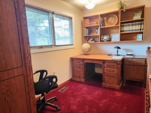 31 Larch Avenue, Drumheller, AB - Indoor Photo Showing Office