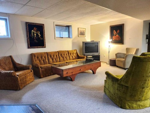 31 Larch Avenue, Drumheller, AB - Indoor Photo Showing Living Room
