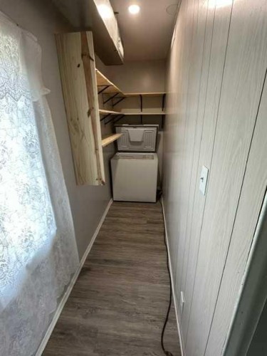 320 Railway Avenue West, Hanna, AB - Indoor