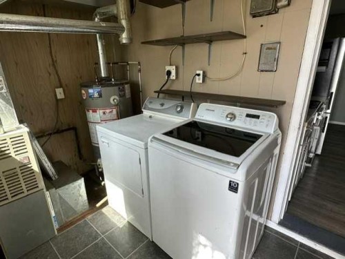 320 Railway Avenue West, Hanna, AB - Indoor Photo Showing Laundry Room