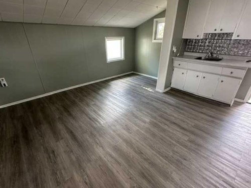 320 Railway Avenue West, Hanna, AB - Indoor
