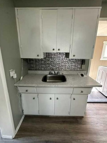 320 Railway Avenue West, Hanna, AB - Indoor Photo Showing Kitchen
