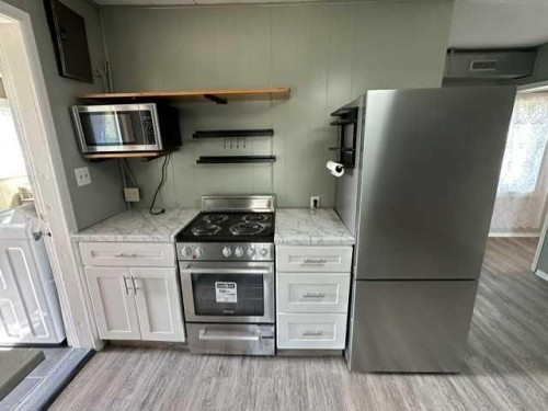 320 Railway Avenue West, Hanna, AB - Indoor Photo Showing Kitchen