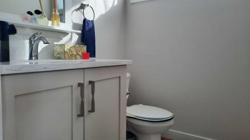 153 10 Avenue, Drumheller, AB - Indoor Photo Showing Bathroom