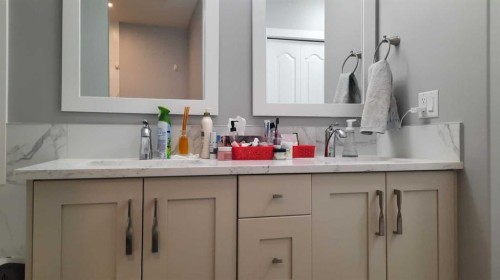 153 10 Avenue, Drumheller, AB - Indoor Photo Showing Bathroom