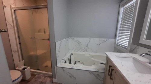 153 10 Avenue, Drumheller, AB - Indoor Photo Showing Bathroom