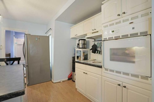 320 3 Street West, Brooks, AB - Indoor Photo Showing Kitchen