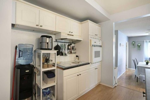 320 3 Street West, Brooks, AB - Indoor Photo Showing Kitchen