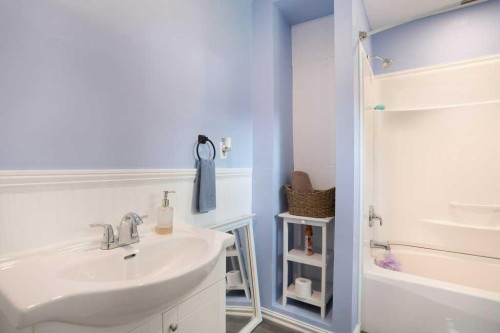 320 3 Street West, Brooks, AB - Indoor Photo Showing Bathroom