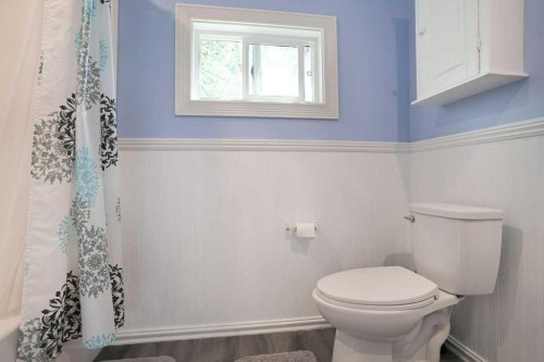 320 3 Street West, Brooks, AB - Indoor Photo Showing Bathroom